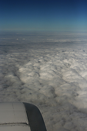 Chmury widoczne z okna samolotu