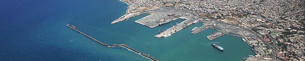 Widok na port w Heraklionie z okna samolotu