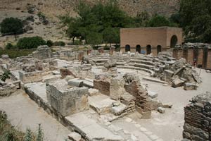 Widok na amfiteatr i odeon z tablicami gortyńskimi
