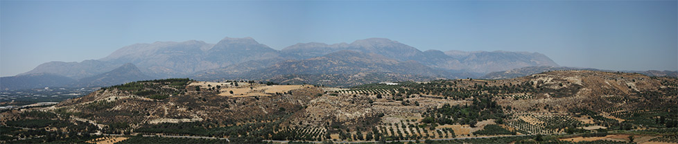 Widok z Festos na równinę Messara