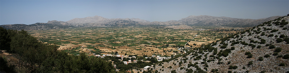 Spod wejcia do jaskini Dikte rozpociera si panorama na Lashiti